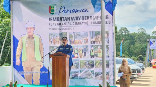 Bupati pesawaran resmikan jembatan way sekampung