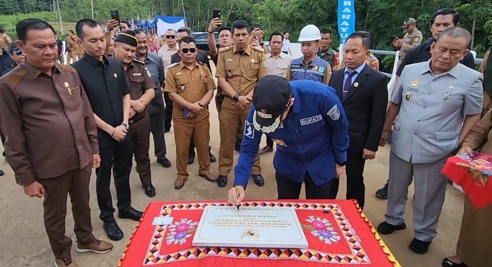 Bupati dendi menandatangani prasasti jembatan